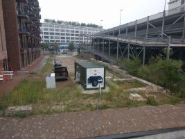 Afstandsfoto van een batterij op Strijp-S, herbestemd uit het Interflex-project voor duurzame energieopslag.