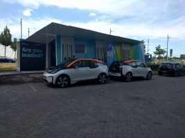 Deelauto’s bij de Charging Lounge op Strijp-S, gestimuleerd door strategische laadplekken en zichtbaarheid.