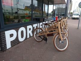 Houten elektrische deelfietsen op Strijp-S als duurzaam alternatief voor mobiliteit